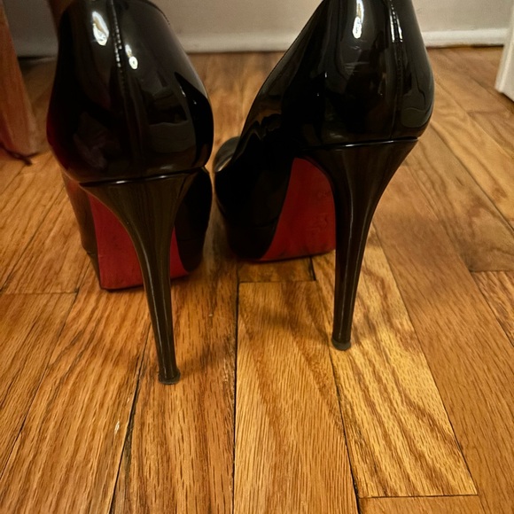 Louboutin black patent pumps like new. With red material bags. - Picture 4 of 5